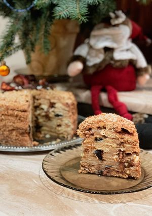 Медівник із заварним кремом, чорносливом та карамелізованними горіхами (без розкатування коржів)