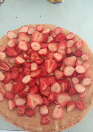 Медовый торт с клубникой