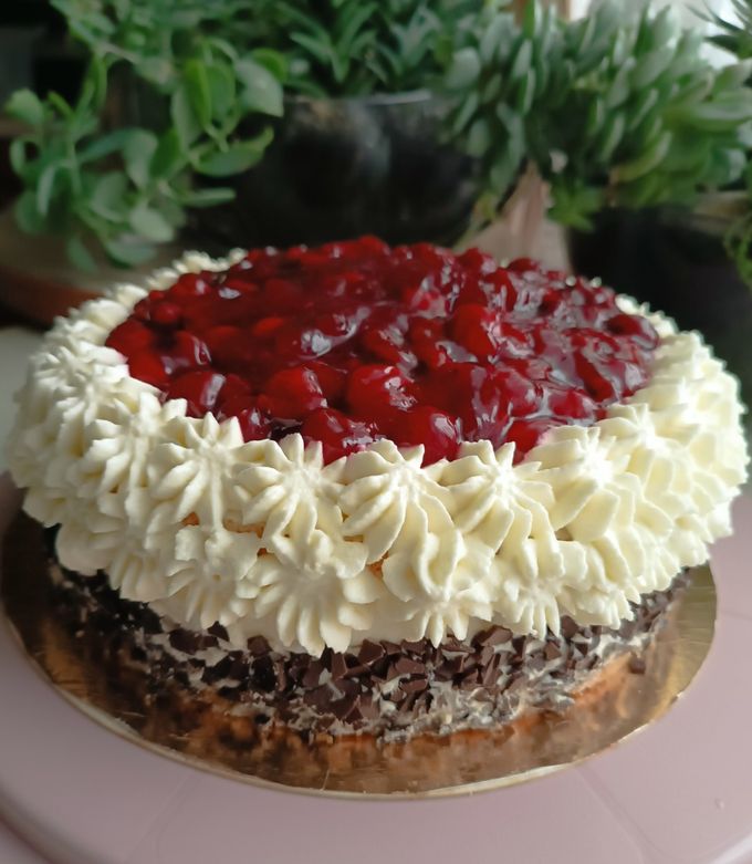 Торт "Медова ягідка" з вишнею