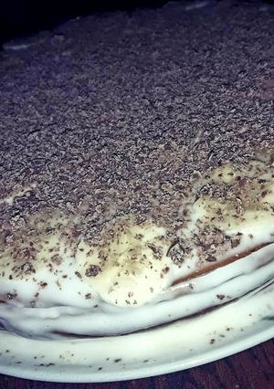 Торт медовик со сметанным кремом и бананами