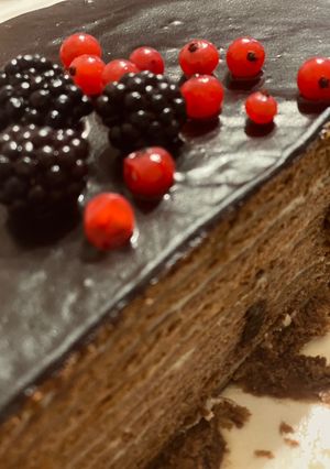 Шоколадний медовик із масляно-заварним кремом