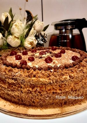 Шоколадний медовик з ніжним сирним кремом та вишнею