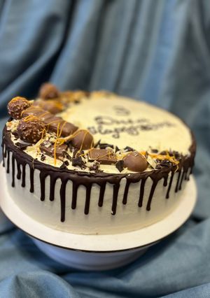 Торт медовик із заварним кремом і сметаною