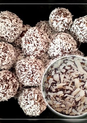 Цукерки з печива Брауні та Наполеон зі згущеним і кокосовим молоком в кокосовій стружці