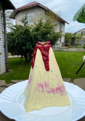 Фісташкова сирна паска з малиновим кулі