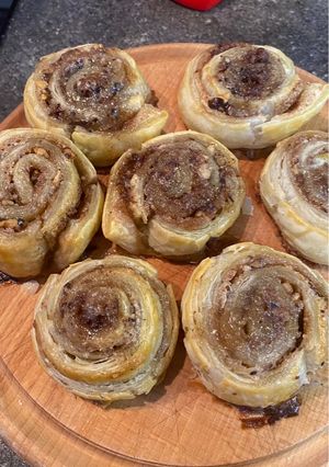 Ліниві сінабони з листкового тіста