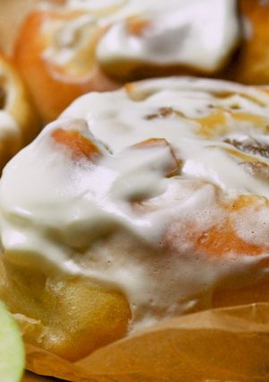 Сінабони з яблуками та корицею