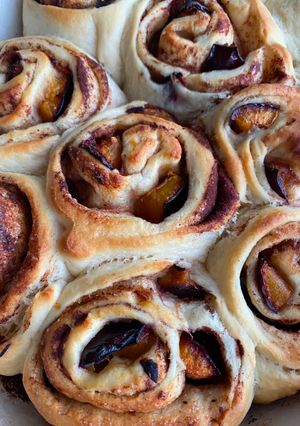 Сінабони зі сливами