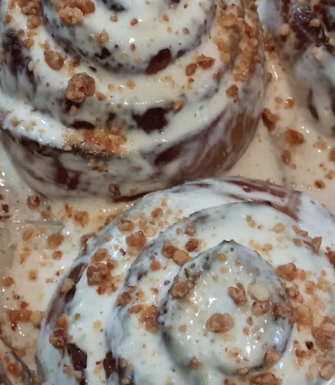 Шоколадні сінабони зі сметанною заливкою та горішками