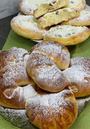 Ніжні ватрушки і пухкі рогалики