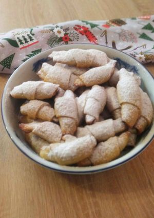 Пісні дріжджові рогалики з вишнями