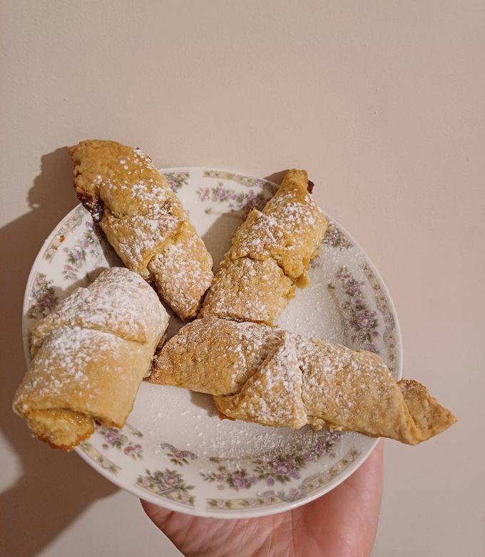 Домашні рогалики пісочні з горіховою начинкою