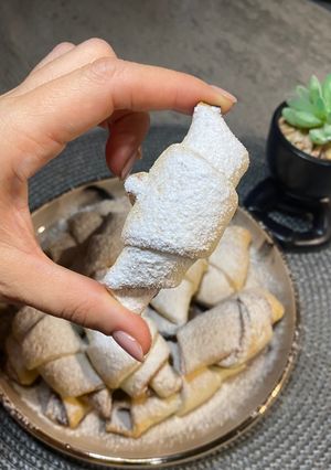 Пісні рогалики з вишнею