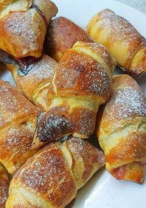 Рогалики з дріжджового тіста з фруктовою начинкою