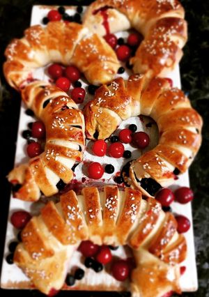 Рогалики з ягодами (вишня, малина, чорниці)