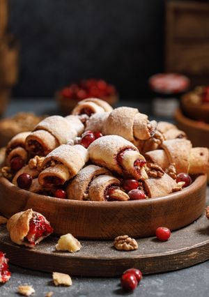 Творожные рогалики с брусничным джемом и орехами