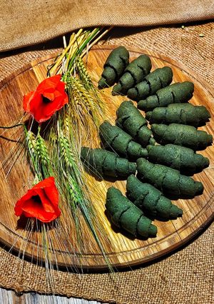 Темно - зелені рогалики з листя кропиви та подорожника