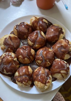 Профитроли с заварным кремом и шоколадными соусами