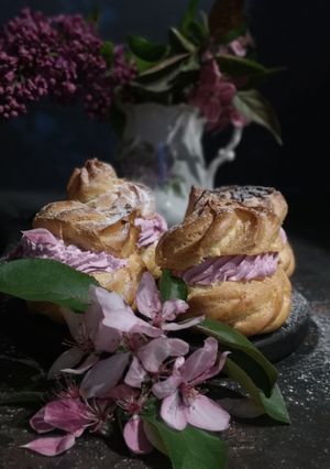 Профітролі з крем-сиром чорна смородина