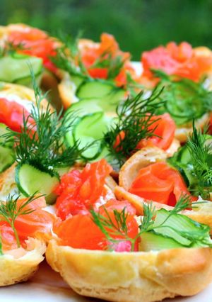 Тарталетки з профітролей з червоною рибою