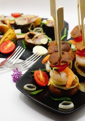 Тарталетки-канапки з креветками та скумбрією в житніх профітролях