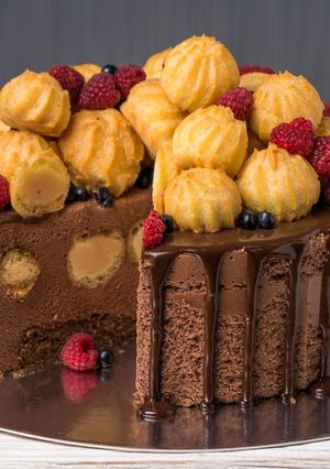 Шоколадный торт-суфле с карамельными профитролями