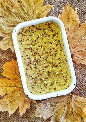 Запіканка із ячної каші з родзинками та медом