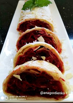 Штрудель из лаваша с вишнями