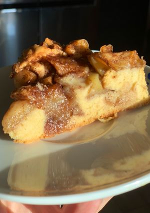 Шарлотка с карамельными яблоками