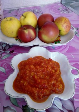 Аджика з помідорами, солодким перцем і часником