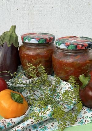 Консервовані баклажани в аджиці