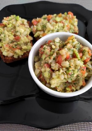 Гуакамоле с помидорами