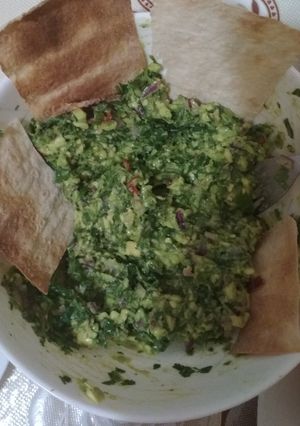Гуакомоле с чипсами из лаваша.