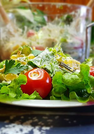 Салат с курицей и сыром на скорую руку с домашним майонезом