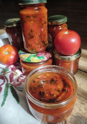 Кетчуп з базиліком і кусочками перцю