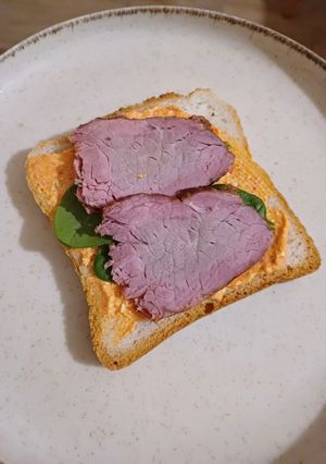 Апетитні сендвічі з намазкою з сиру фелата та печеним перцем