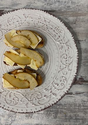 Брускета з грушею та сиром Брі