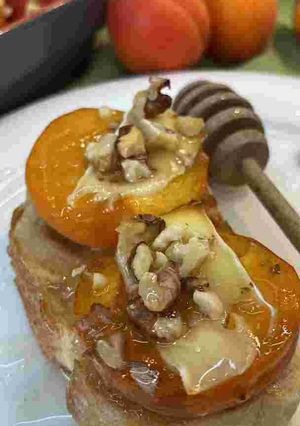 Брускета з абрикосами, горіхами та медом