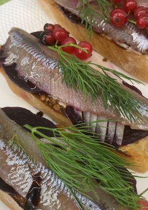 Брускета з буряком і салакою