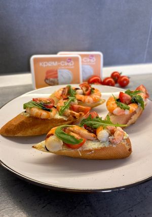 Брускета з крем-сиром та креветкою