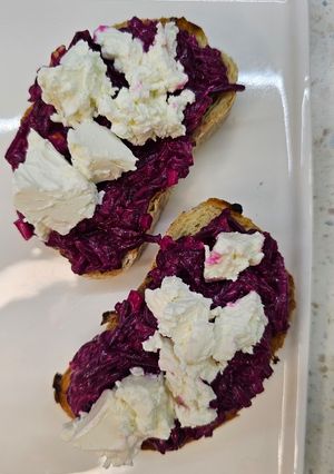 Брускета з буряком і бринзою (фета)