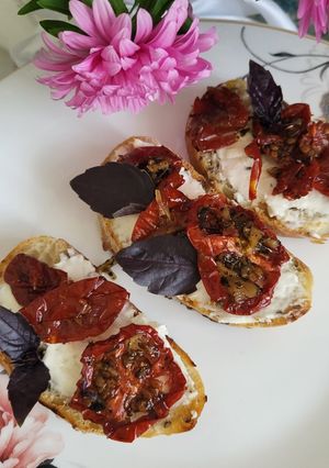 Брускета з в'яленими помідорами