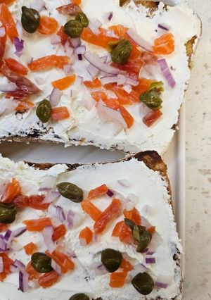 Брускета з червоною рибою і каперсами