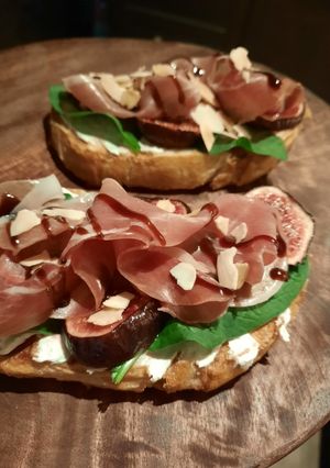 Брускета з хамоном і інжиром