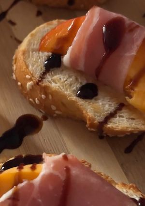 Брускета з персиком та хамоном