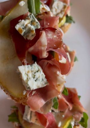 Брускета з хамоном та грушею