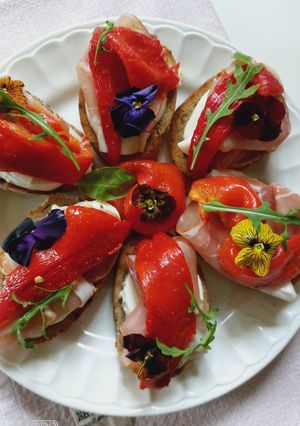 Брускета з запеченим перцем і моцарелою