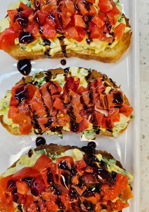 Брускета з яйцем і червоною рибою