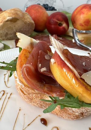 Брускета з карамелізованими персиками