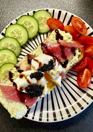 Брускета з песто, тунцем та яйцем пашот